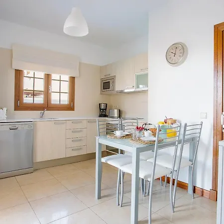 Sleeps 8 With Pool And Wifi Vila