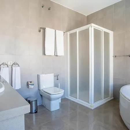 Sleeps 8 With Pool And Wifi Vila