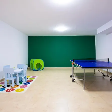 Vila Sleeps 8 With Pool And Wifi