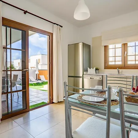 Sleeps 8 With Pool And Wifi